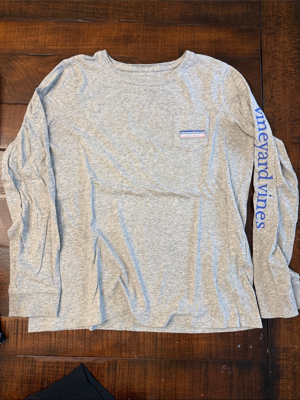 Vineyard Vines woman Long-Sleeve Tee in Heather Gray with Blue Logo.